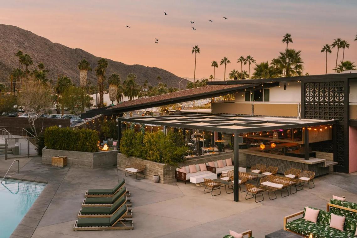 V Palm Springs Hotel Exterior photo